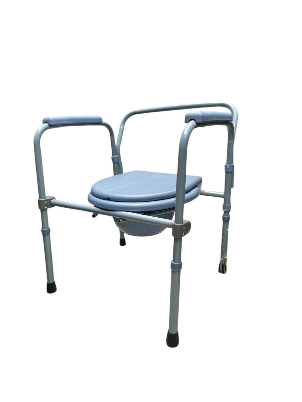 silla sanitaria gris plegable con fondo blanco silla sanitaria gris plegble