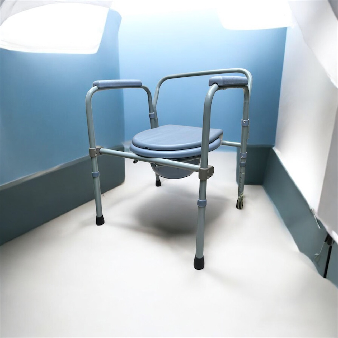 silla sanitaria gris plegable fondo colorido